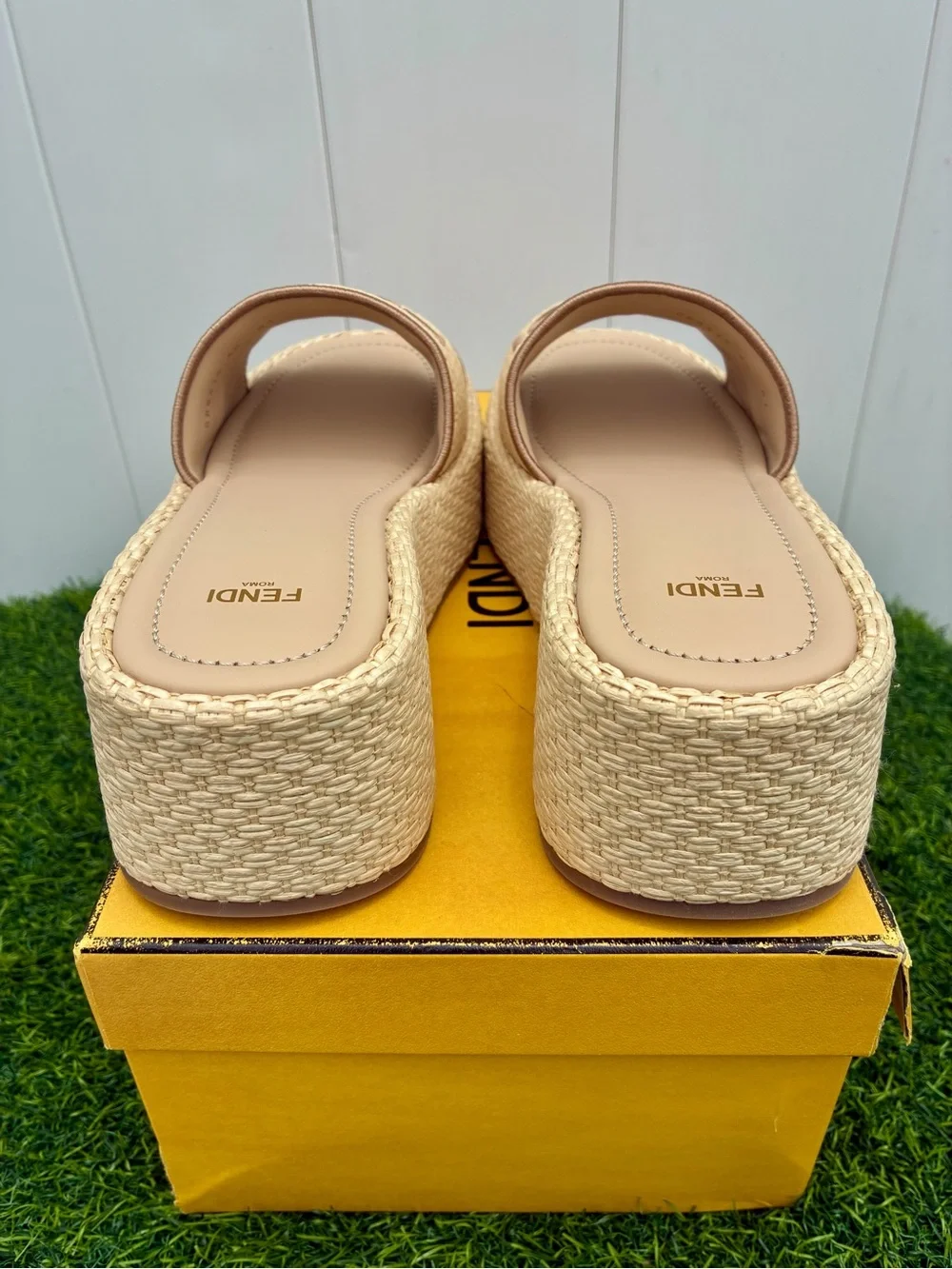 FENDI SUNSHINE NATURAL RAFFIA PLATFORM SLIDE SANDALS EMBROIDERED LOGO SZ 40 NEW